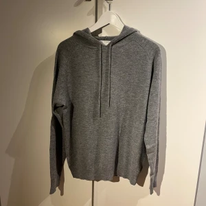 Grå merinohoodie från Tiger of Sweden - Säljer nu denna sjukt snygga merinohoodien från Tiger of Sweden. Storlek medium. Tveka inte på att höra av er vid frågor!