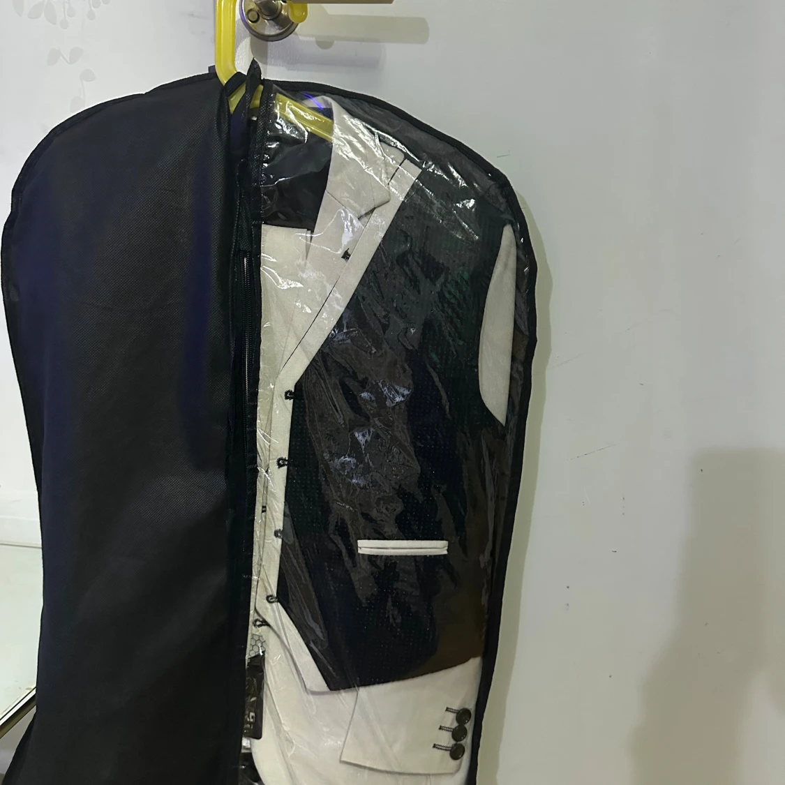 Beige kostym med svart väst och slips - 4