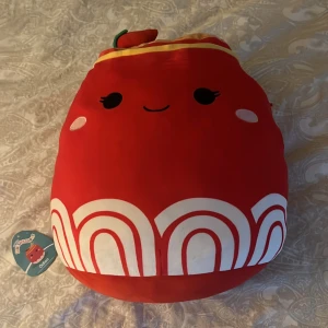 Squishmallows Odion Ramen Plush - Supermjuk och stor Squishmallows Odion Ramen plushie i mycket fint skick.Färgglad design med glada ansiktsdetaljer och ramen-topping på toppen. Perfekt som present eller mysig kudde. Inga synliga defekter eller slitage, etikett medföljer.