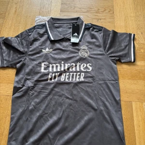 Real madrid fotbollströja - Oanvänd finns i storlek S och M