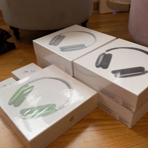 AirPods Max - Nya och oöppnade Apple AirPods Max i olika färger. Over-ear hörlurar med aktiv brusreducering, hög ljudkvalitet och elegant design. Levereras komplett i originalförpackning. Perfekt för musik, film och samtal. Inga synliga defekter eller slitage.