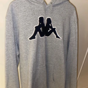 Grå Kappa hoodie - Grå hoodie från Kappa. Använd ett par gånger men i väldigt bra skick! Skriv för fler bilder 