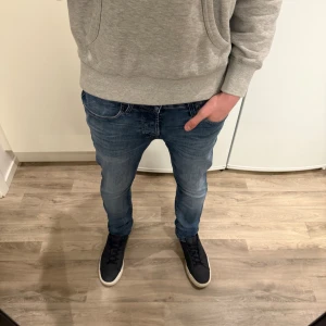 Jack & Jones Jeans Slim Glenn Blå W29 L32 - Sjukt snygga blåa Jack & Jones Slim/Glenn i storlek W29/L32. Mått - Midja: 36cm, Benlängd: 102,5cm. Modellen är 184cm & 63kg. Hör av dig vid funderingar!🤩