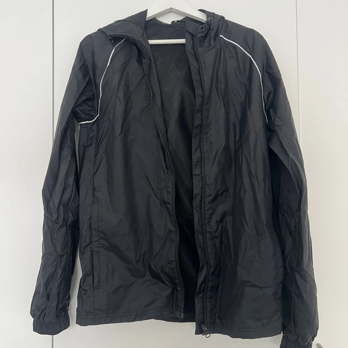 Svart vindjacka med huva