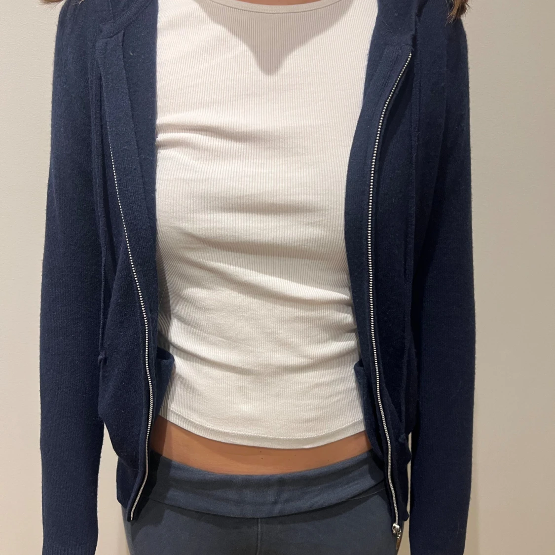 Mörkblå hoodie i kashmir från Soft Goat - 1