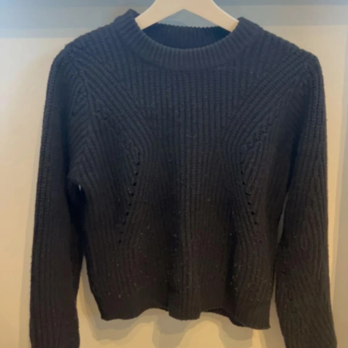 Svart stickad tröja med struktur - 2