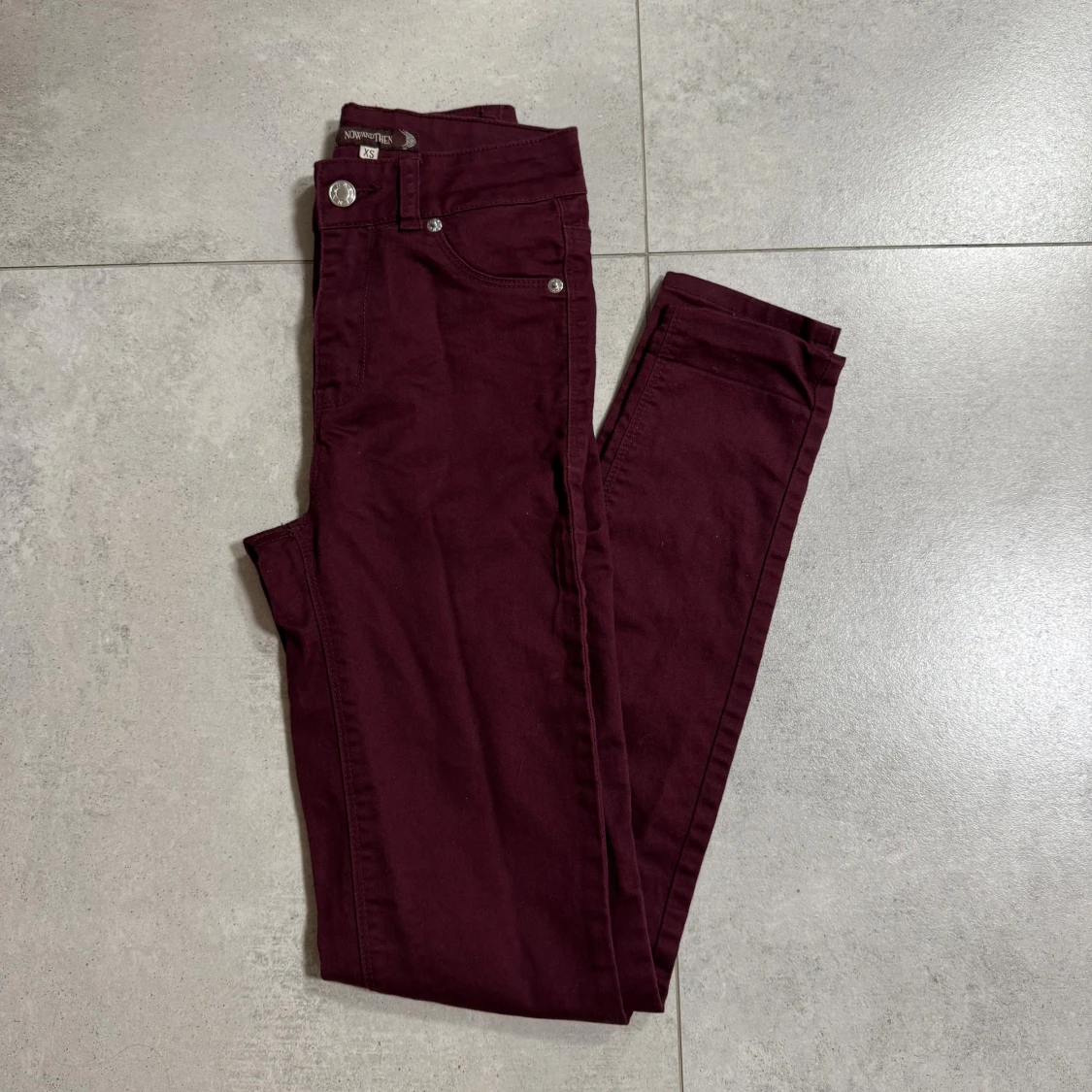 Vinröda skinny byxor Now and Then XS