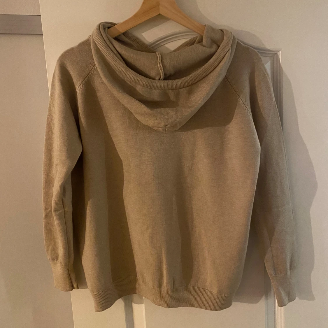 Beige stickad hoodie av merinoull - 1