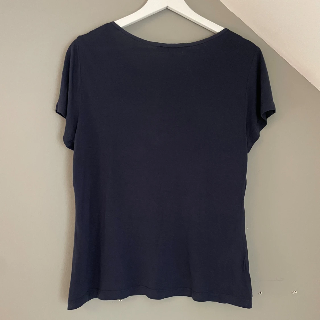 Mörkblå T-shirt med broderad detalj - 2