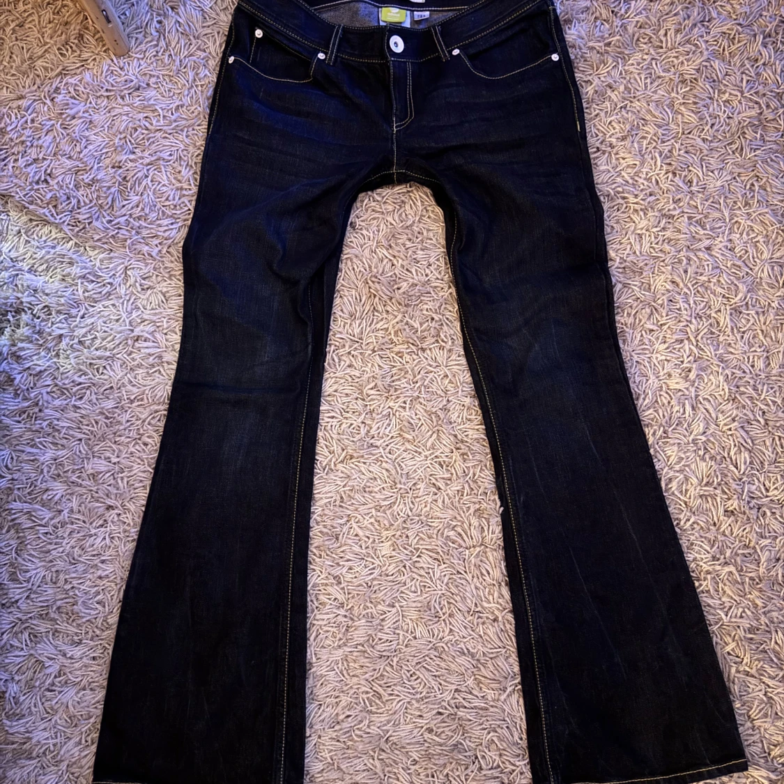 Lågmidjade Bootcut jeans med kontrastsömmar