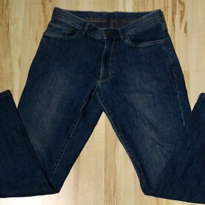  jeans från Oscar Jacobson - Snygga mörkblå jeans från Oscar Jacobson med klassisk femficksdesign och raka ben. Jeansen har normal passform och är tillverkade i slitstarkt bomullsjeansmaterial. Perfekt för dig som gillar stilrena och tidlösa jeans med diskret branding på bakfickan. Skicket är 9/10 hittar inga defekter alls!😁skriv för fler bilder!