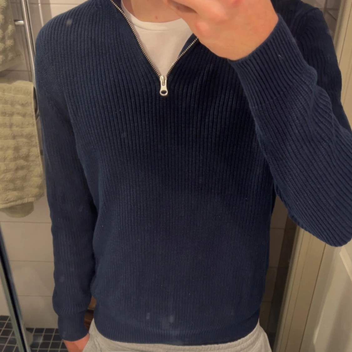 Marinblå stickad half zip från Zara - 1