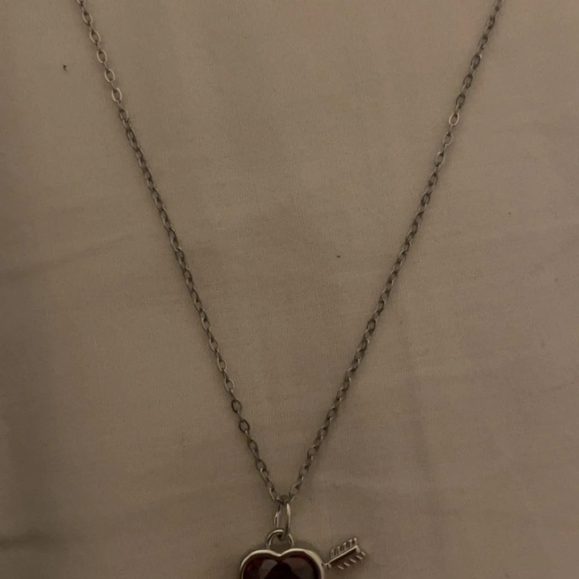 Halsband med röd hjärtberlock och pil silver - 1