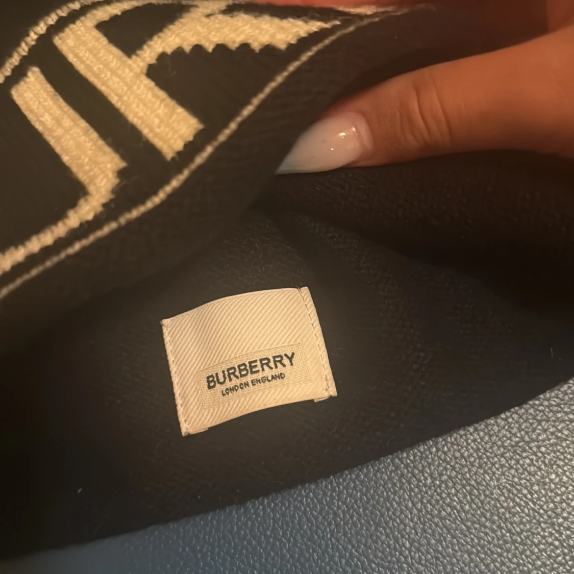 Svart Burberry mössa  - 1