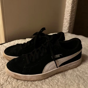 Puma skor storlek 40 - uper fina och sparsamt använda, hela skor i super fint skick, ända är lite lortiga sulor men det går att tvätta bort storlek 40🌸