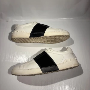 Valentino opens - Hej! Säljer nu mina skor från märket Valentino, storlek 42 bra skick, allt på bilden ingår. Tveka inte på att höra av dig om du har frågor eller funderingar kring skorna! 