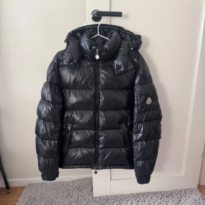 Moncler Maya - Moncler Maya SS18, Cond 8/10 Flawless, använd som vanligt, Retail 18000kr, Tveka inte på att skicka ett meddelande vid frågor eller liknande👏