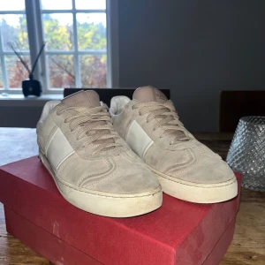 Valentino flycrews - Säljer ett par snygga beige valentine flycrews de har alla nitar och är i väldigt bra form,storlek 39. Fyra nitar saknas
