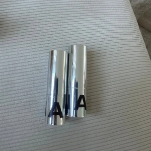 Caia Bronzwr och Contour stick Mocha Hazelnut - Säljer två silvriga contour sticks från CAIA i färgen Mocha och Hazelnut. Stiften har en rund form och kommer i en snygg metallisk hylsa med svart logga. Perfekt för att skapa skarpa konturer och ge ansiktet definition med en mjuk brun ton. Testade några ggr bara. 