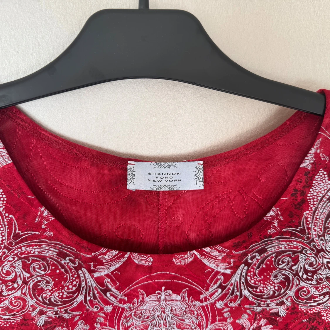 Röd topp med coolt mönster Shannon Ford - 3