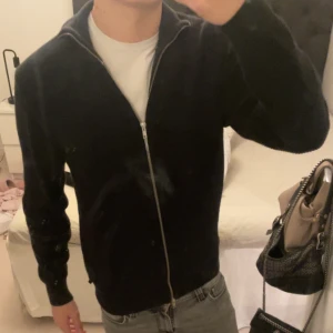 Svart fullzip tröja - Svart fullzip kofta från Clean Cut Copenhagen, nypris 750, hör av vid funderingar 