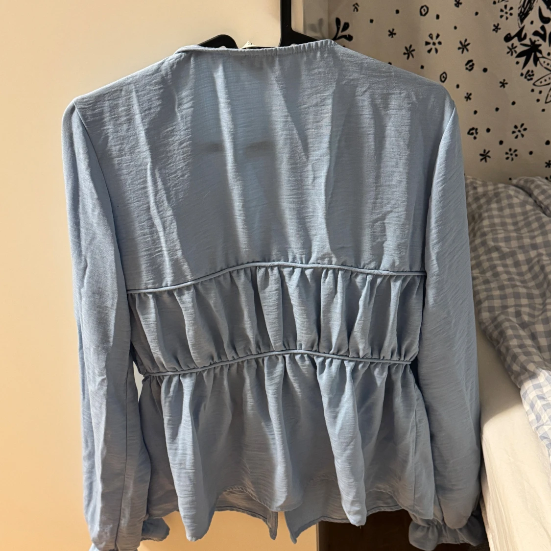 Ljusblå blus med snörning från AWARE - 4