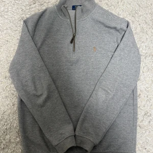 Ralph Lauren Half Zip - Grå half zip i märket Ralph lauren. Bra skick men använd sparsamt 8/10. 
