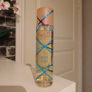 Pink Sugar Berry Blast 100ml - Pink Sugar Berry Blast Eau de Toilette av Aquolina, 100ml. Tillverkad i Italien. Perfekt för dig som vill sticka ut med en lekfull och färgstark parfym. Snygg flaska med blå detaljer som passar i väskan eller på hyllan.