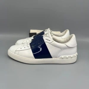 Valentino Open Sneaker Patent Blå - OBS! Vita sträcken i lacken är ljuset som reflekteras från vår studiolampa, ingen defekt! • The shoes have been gently used and are in really good condition  • Size: 43 (fits 43.5–44)  • Color: Patent Blue  • Retail price: 7280 SEK / 590€  • Dustbag & valentino card included