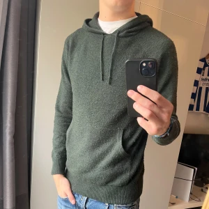 Snygg hoodie - Tja! Säljer denna snygga hoodie! Mycket gott skick! Pris alltid diskuterbart, kontakta mig också vid minsta intresse! //Nils- obs hoodie är noppring- köp efter 25/10 kommer skickas 30/10!