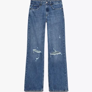 Zara jeans med slitningar - Snygga blå jeans med slitna detaljer på knäna och klassisk femficksdesign. Jeansen har en baggy passform, perfekt för en avslappnad stil. Aldrig använda, lappen kvar! 