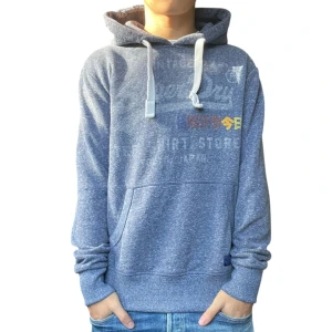 Hoodie från Superdry  - Fet hoodie från Superdry. Lite slitet tryck annars bra skick. Pris kan diskuteras!