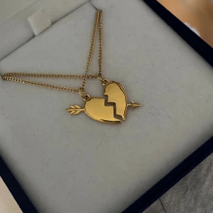 Maria Nilsdotter ”You and Me” inspirerat halsband  - Aldrig använda, 18K guldpläterade och tillverkade i rostfritt stål. Kedjornas längd är  40+5 cm och nickelfria. Om du har fler frågor, tveka inte att höra av dig 🤗