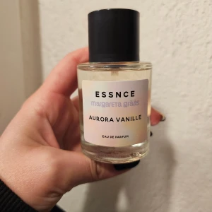 Aurora Vanille Eau de Parfum - Aurora Vanille från Essnce Margareta Grääs. Eau de Parfum med stilren look, tillverkad i Sverige. Ingredienser: alkohol denat., parfym, aqua, limonene, linalool, citral, geraniol, citronellol, coumarin.