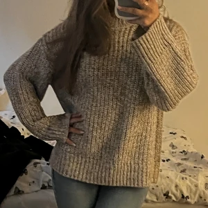 Beige stickad oversized tröja - Köptes för 499. Aldrig använd. 