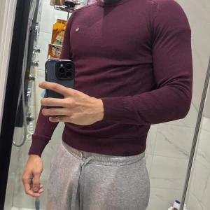 Vinröd Morris [ny] - Snygg vinröd tröja från Morris. Den e ny använt endast 2 gånger då den e liten på mig. Storlek M men passar S. Vit logo.