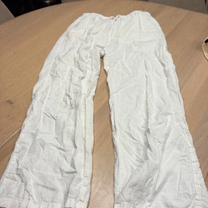 Vita linnebyxor från H&M, strl 164 - Snygga vita linnebyxor från H&M i storlek 164. Byxorna har rak passform, resår i midjan och diskreta bakfickor. Perfekta för en chill och fräsch look under varma dagar. Materialet är lätt och luftigt linne.stryk dem och de kommer se nya ut 