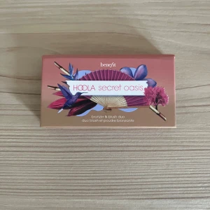 Palett - Palett från hoola benefitt, duo med bronzer och blush, super fin oanvänd y pris 400