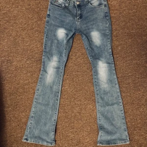 Utsvängda jeans - Utsvängda  jeans i storlek S