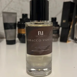 Tobacco Vanille Eau de Parfum - Upptäck Pd Tobacco Vanille, en Eau de Parfum med 50ml volym. Modern och stilren doft som sticker ut och passar dig som vill ha något unikt. Perfekt för dig som gillar att testa nya parfymer och vill ha en cool vibe. Från parfumedrops