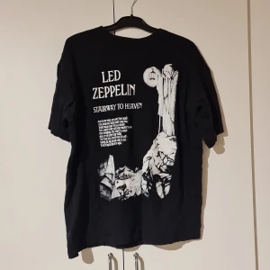 Led Zeppelin Stairway to Heaven t-shirt merch - Trycket är på framsidan. Kolla in mina andra saker jag säljer:)