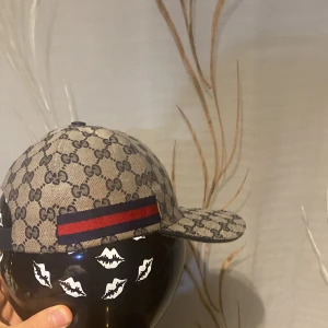 Gucci keps  - Navy blue, 100% äkta! Ni ser det tydligt på läder spännet 