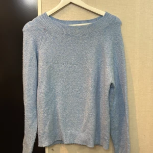 Ljusblå stickad tröja med rund hals - Mysig ljusblå stickad tröja med rundad halsringning och ribbade muddar. Perfekt för lager-på-lager och chill dagar. Långärmad och enkel att matcha med jeans eller kjol.