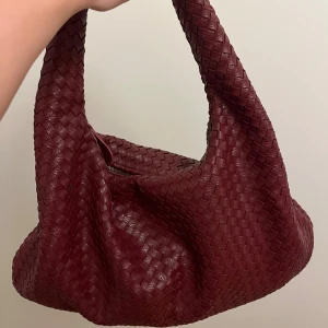 Vinröd stor väska  - Vinröd bottega inspirerad väska. Rymlig. Ifrån design by si