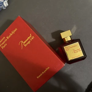 Baccarat Rouge 540 Extrait 70ml - Parfym som jsg fick i present som är väldigt lyxig, den är lite skrapig på framsidan, har ebdast testat doften. Lyxig och ikonisk parfym från Maison Francis Kurkdjian Paris. Extrait de parfum-varianten i en snygg röd flaska. Volym: 70 ml. Perfekt för dig som vill sticka ut med en exklusiv doft.