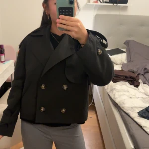 Trenchcoat - Säljer min trenchcoat från vero Moda då den har använts 1 gång och ja har inte haft användning av den. 