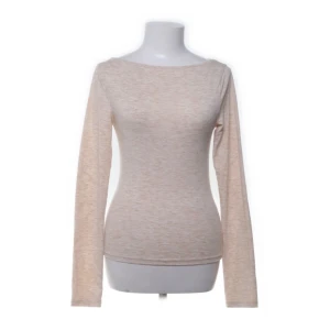 Beige långärmad topp från Nelly - Superfin topp från Nelly i strl M men passar S💗 köpt på Sellpy, annars knappt använd