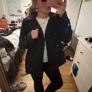 Svart skepparkavaj med knappar - Kappa från Lindex 