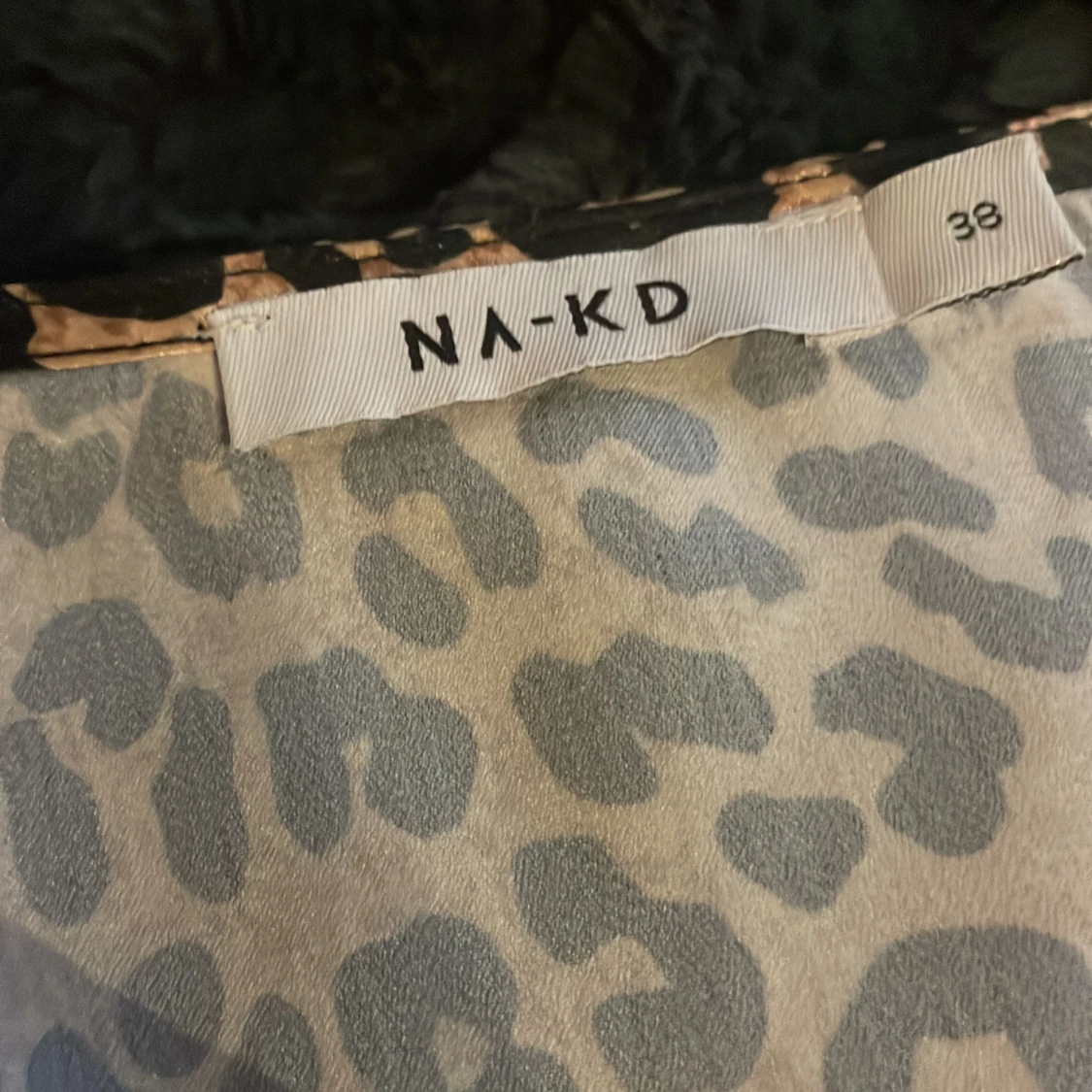 Leopardmönstrad omlottopp från NA-KD - 1