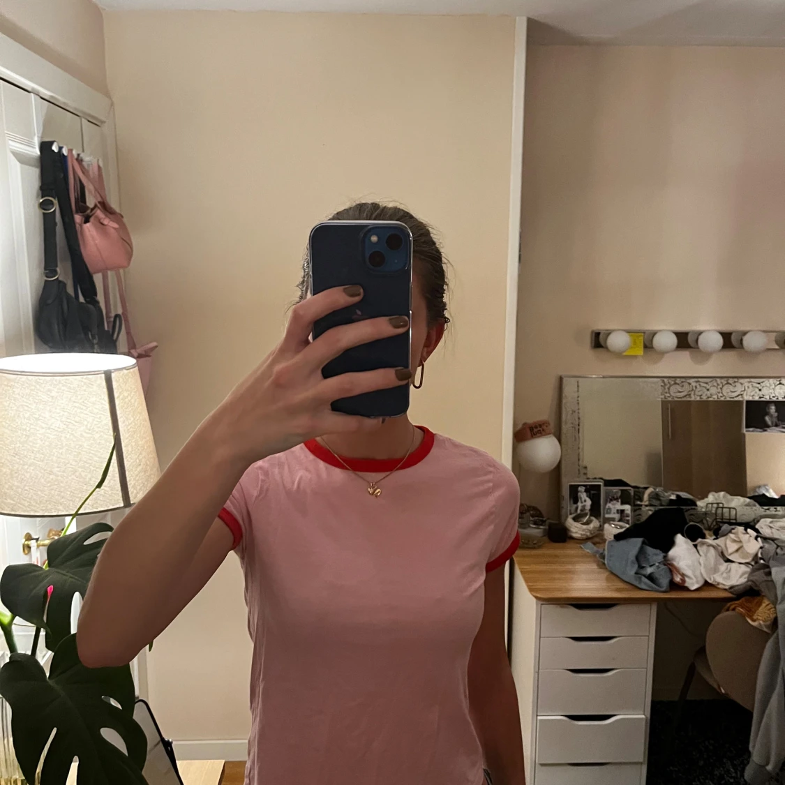 Rosa t-shirt med röda detaljer - 1